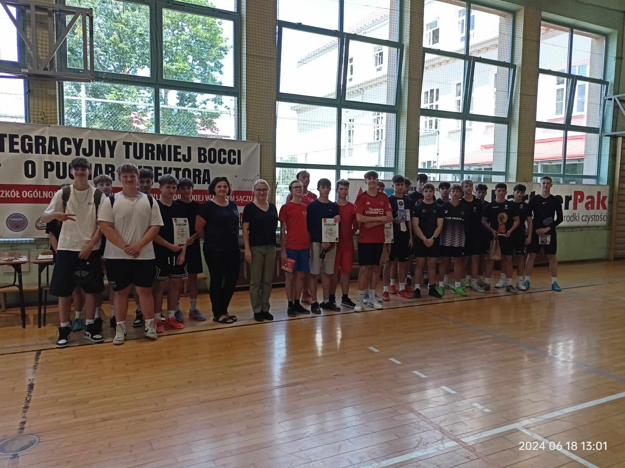 Zdjęcie Halowa 06-2024 2 (4)c8a935b4-2e76-4aff-a8a2-050acf7e320e.jpg w galerii II Turniej Piłki Nożnej Halowej o Puchar Przechodni II LO